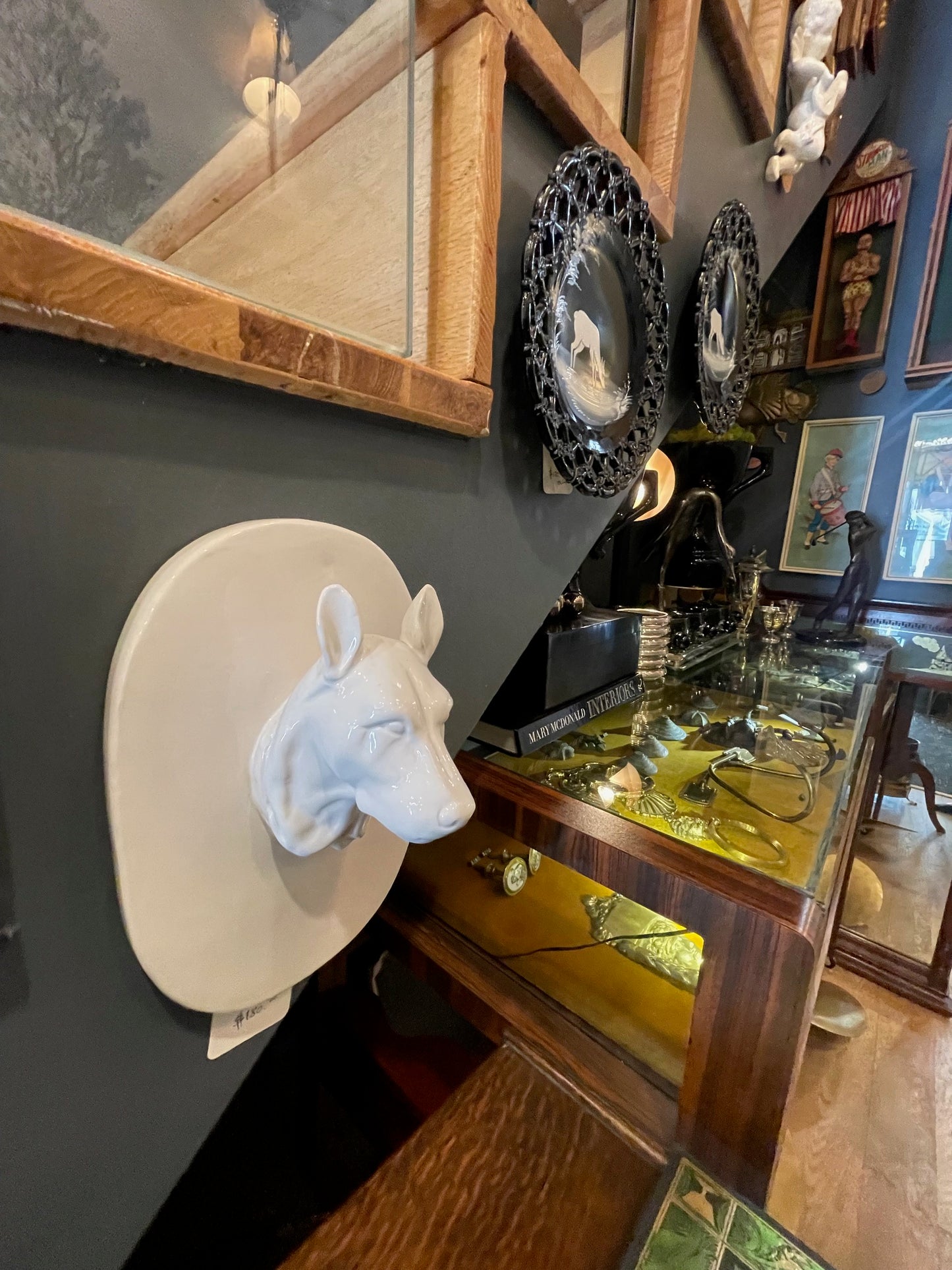 Glossy Porceline White Ceramic Canine Wall Mount