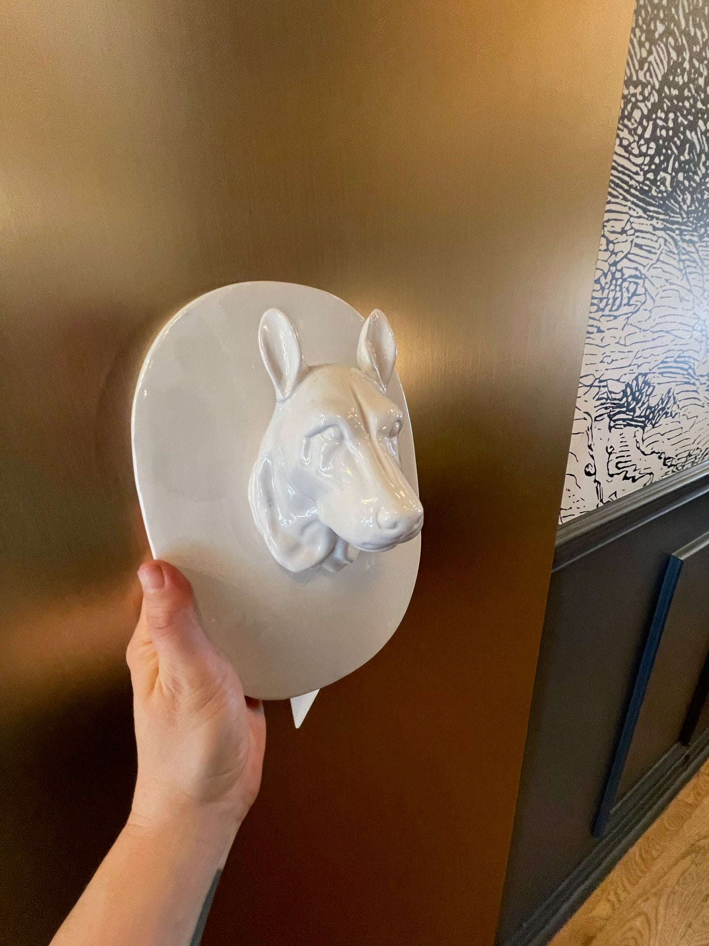 Glossy Porceline White Ceramic Canine Wall Mount